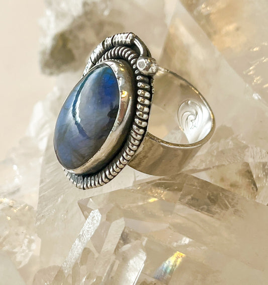 Sterling Silver Labradorite Ring – Mystical Charm and Timeless Elegance