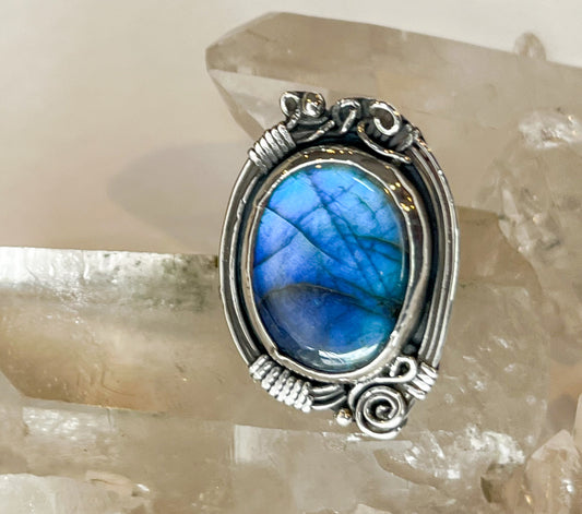Sterling Silver Labradorite Ring – Mystical Charm and Timeless Elegance