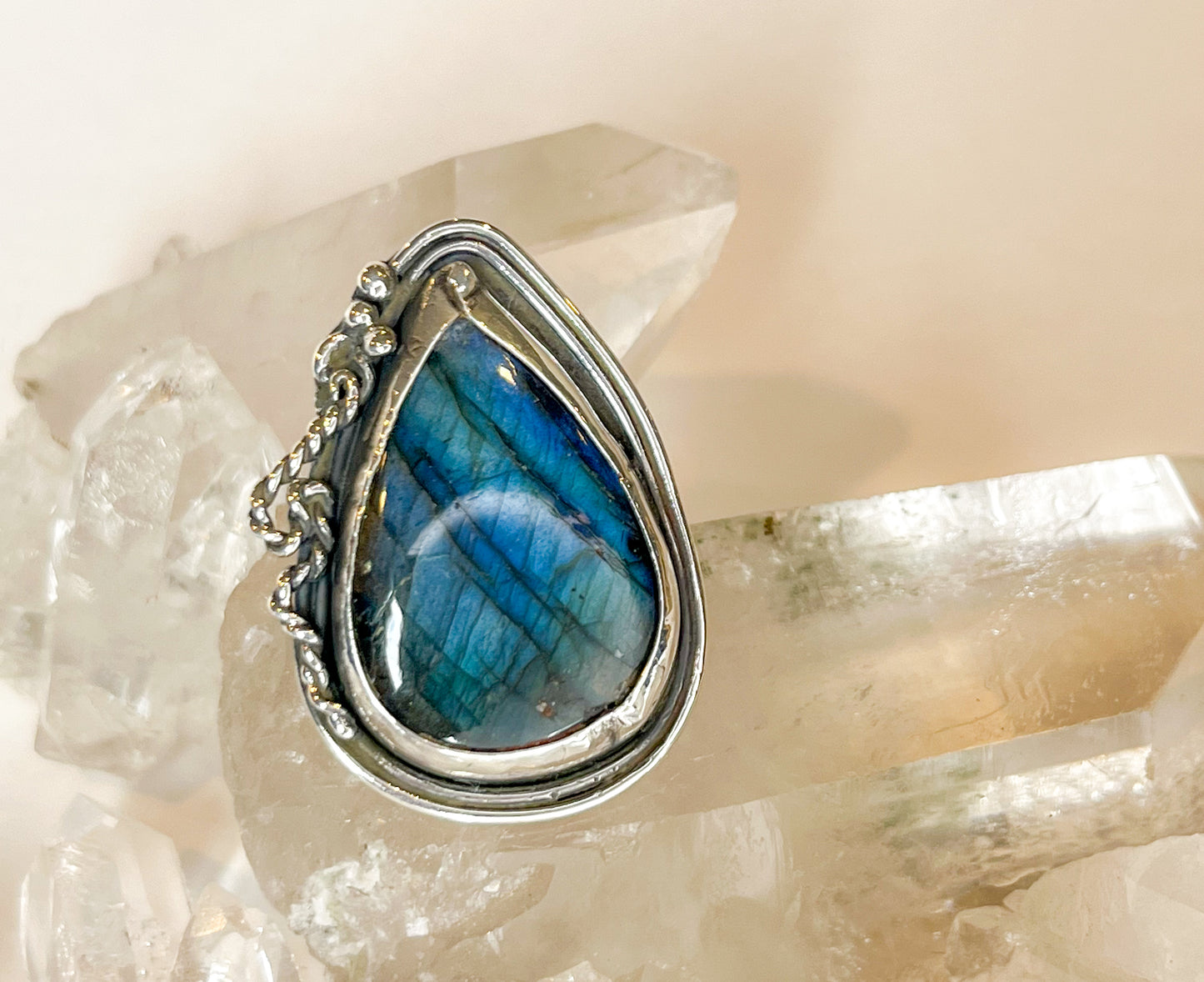 Sterling Silver Labradorite Ring – Mystical Charm and Timeless Elegance